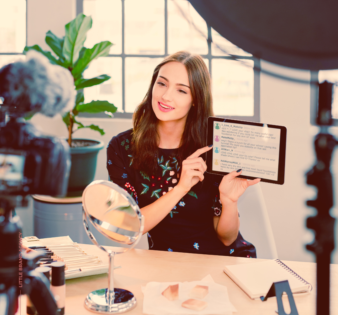 1160x1080 Mujer grabando vídeo para rrss