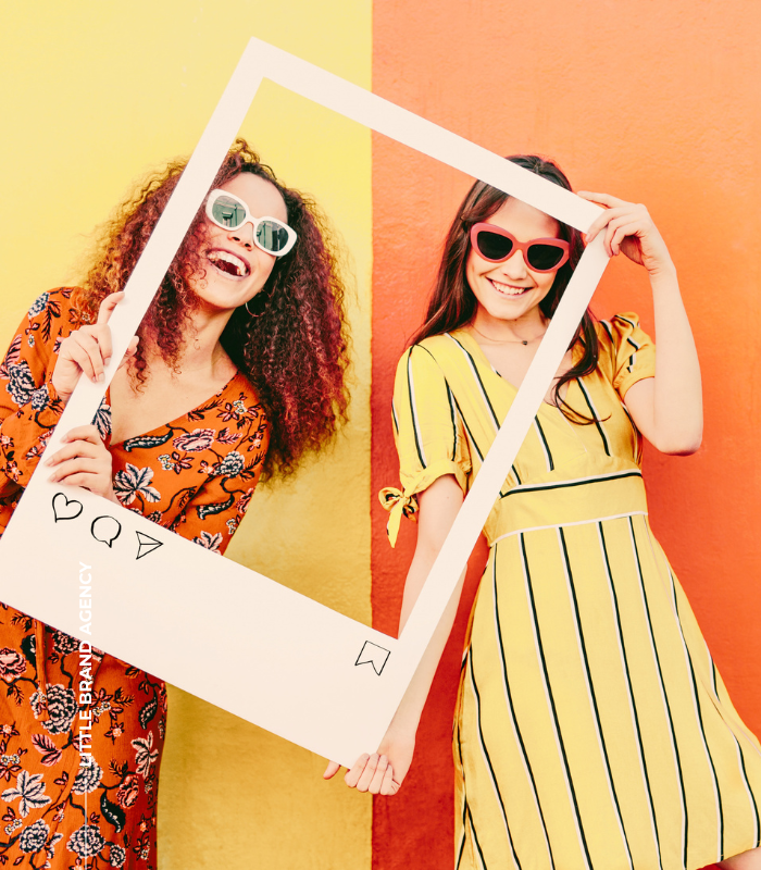 700x800 - Mujeres con photocall sonriendo