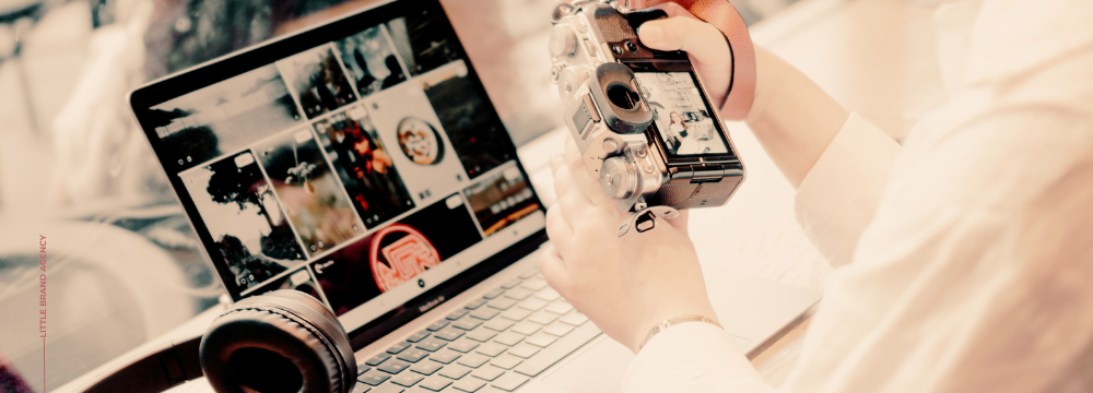 Servicios_edición de vídeo_mujer con cámara y ordenador_1000x360
